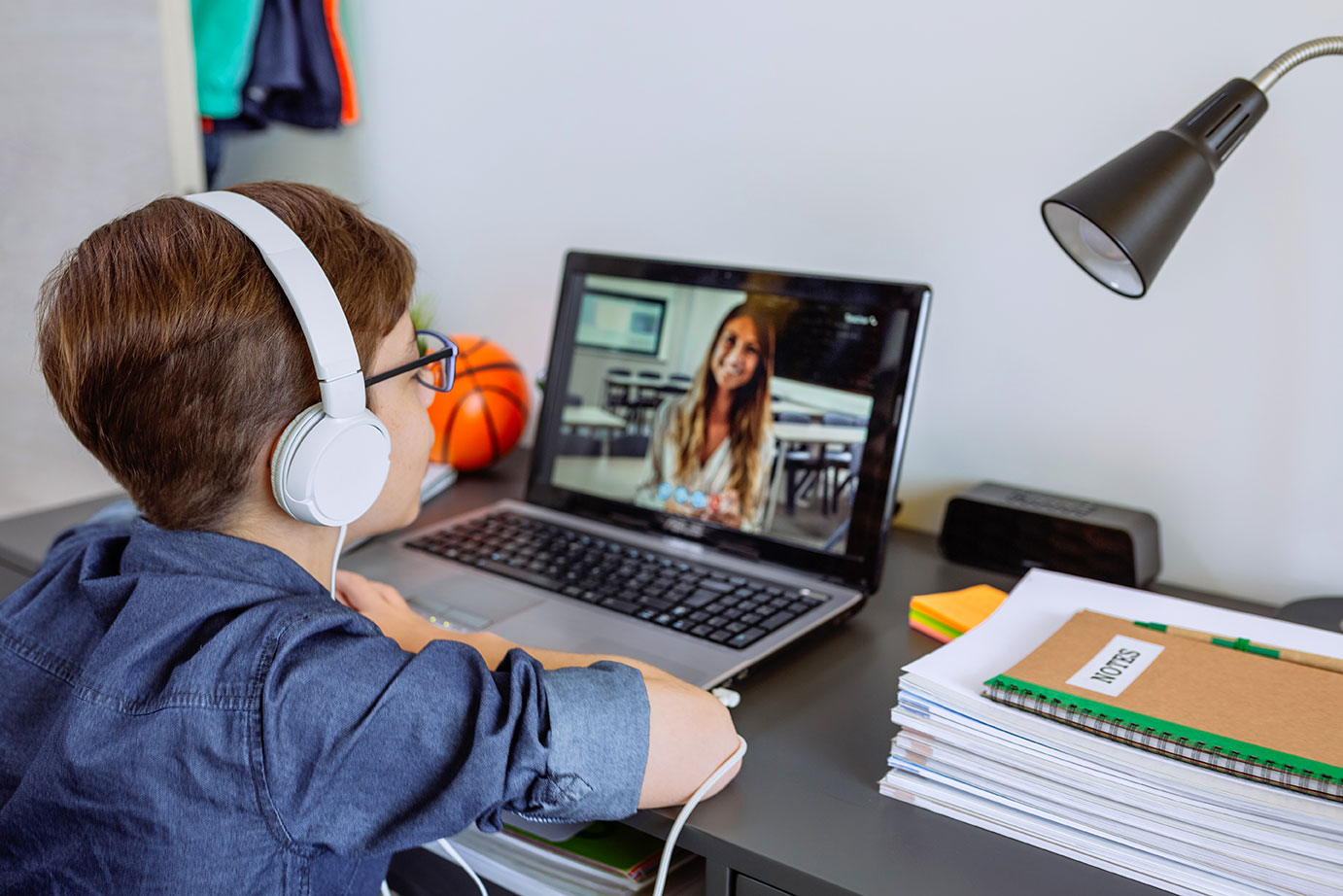 partners_headphones_boy